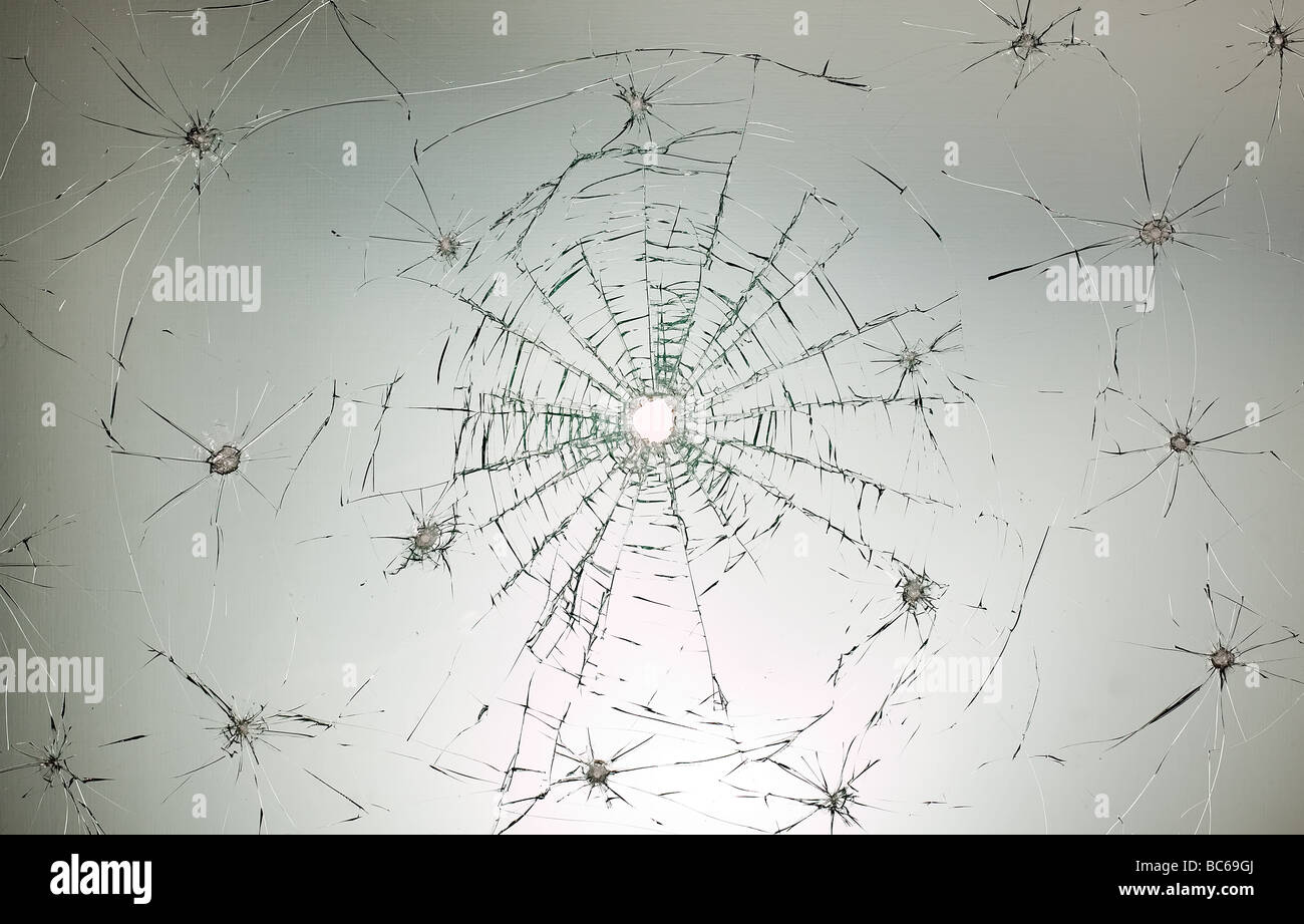 Il y a un verre de voiture cassée avec le trou dans le pare-brise photo center Banque D'Images