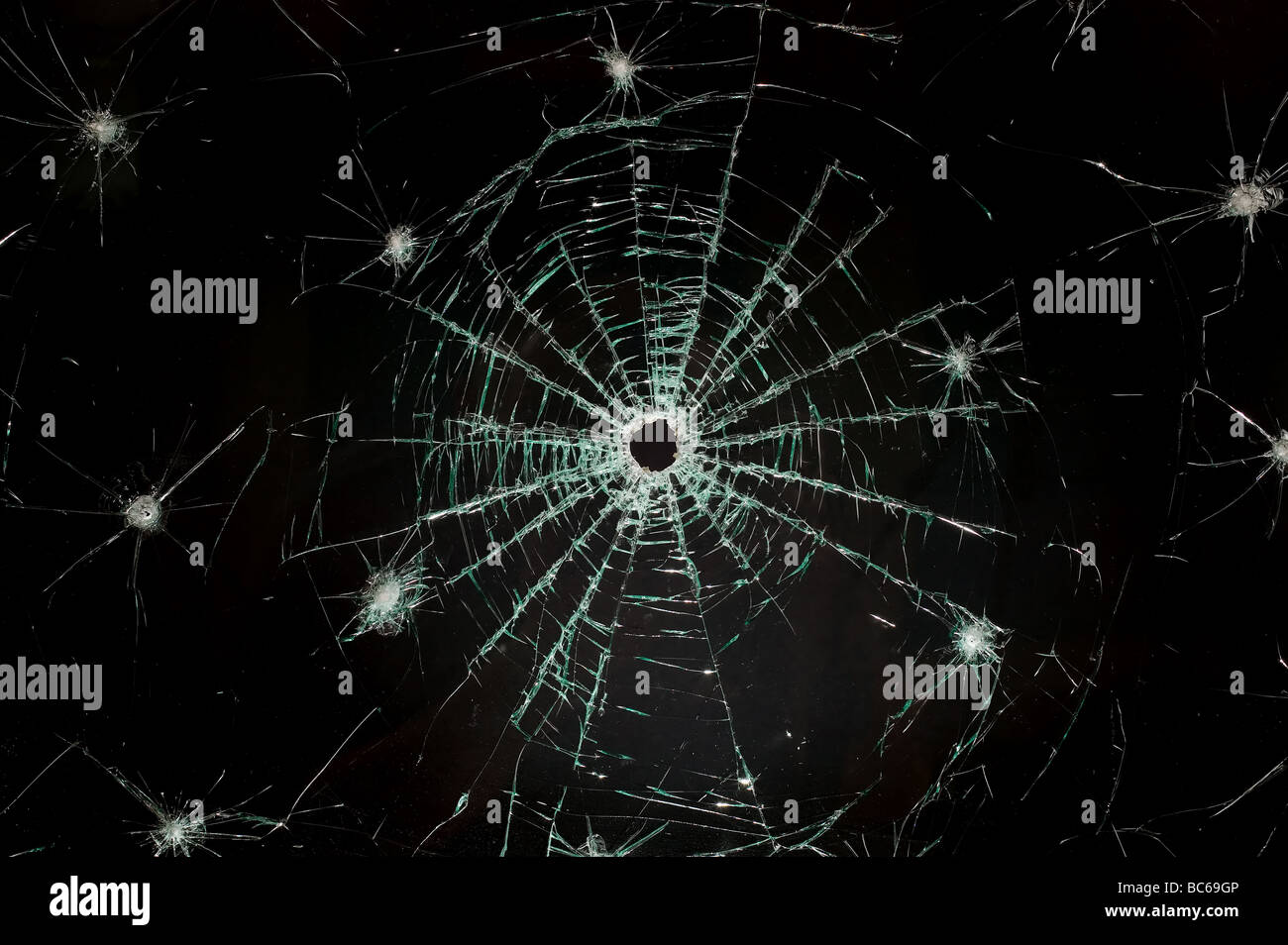 Il y a un verre de voiture cassée avec le trou dans le pare-brise photo center Banque D'Images