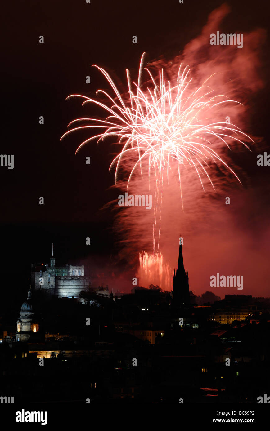 D'artifice sur le château d'Édimbourg à partir de Salisbury Crags, Ecosse Banque D'Images