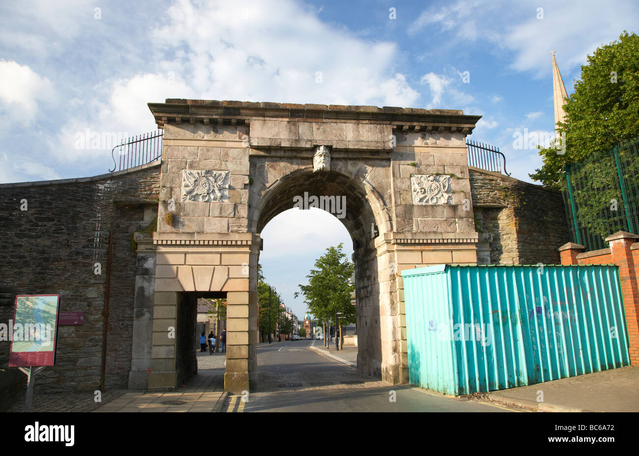 Bishops gate entrée du 17e siècle presque terminée fortifiée entourant la ville fortifiée de Derry Banque D'Images