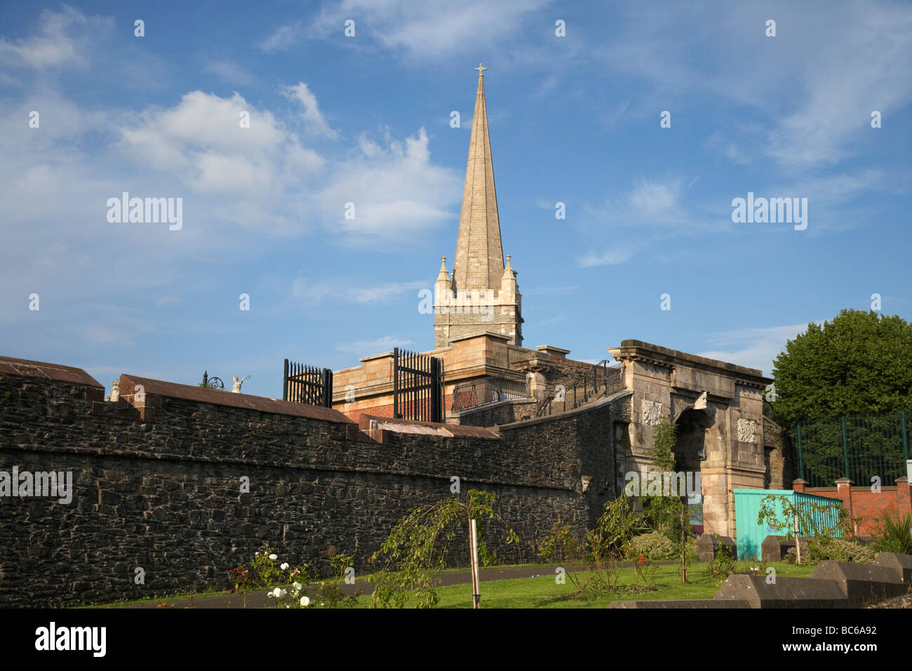 Mur sud de la 17e siècle presque terminée fortifiée entourant la ville fortifiée de Derry à bishops gate Banque D'Images