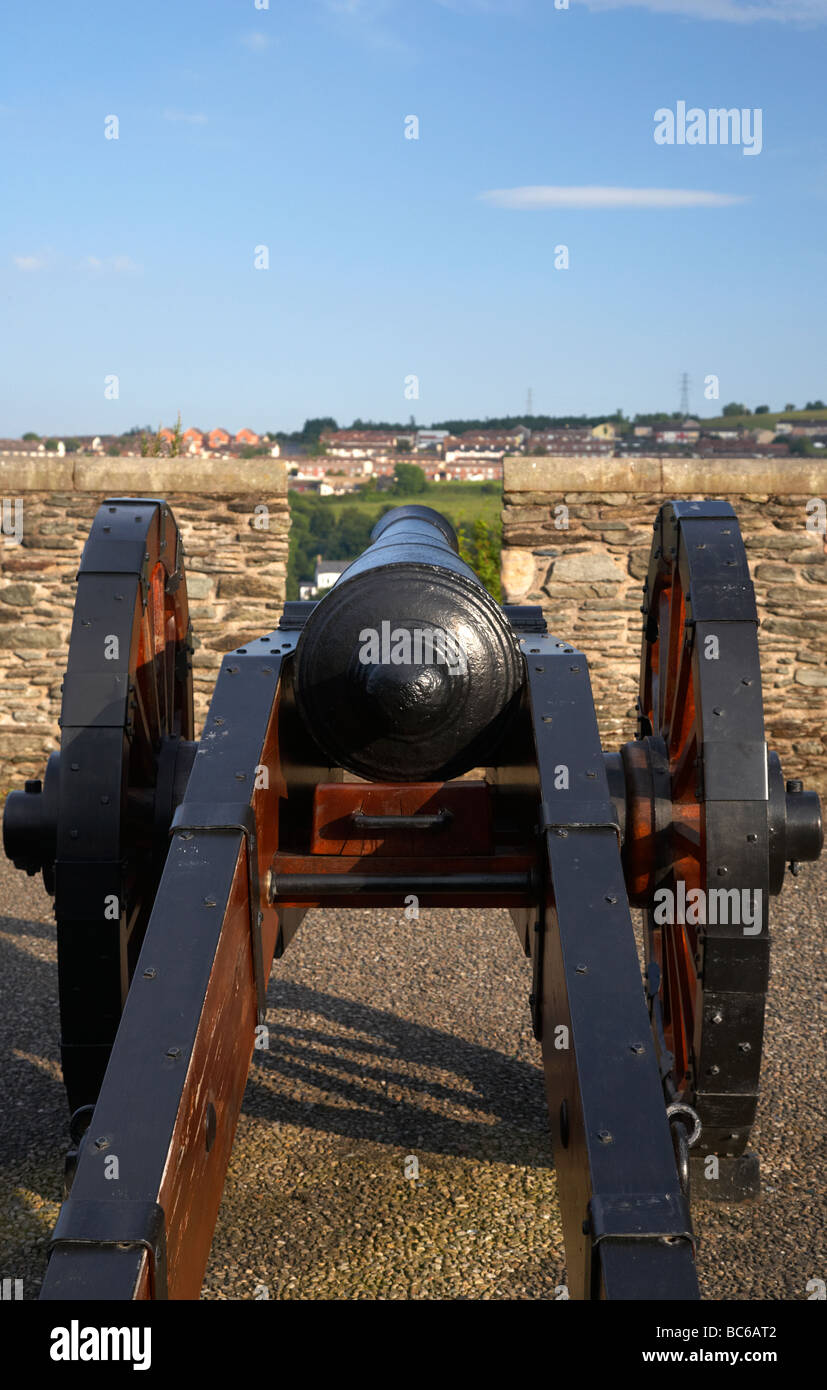 Cannon sur bastion vers l'extérieur de l'église au 17e siècle fortifiée presque complète Banque D'Images