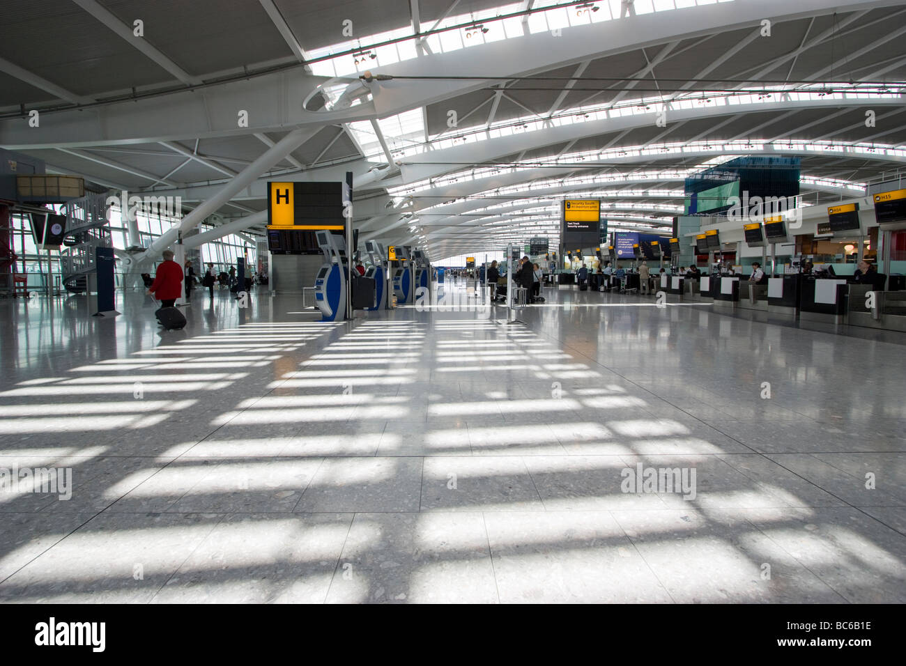 Vide de l'intérieur de la borne 5 de l'aéroport de Heathrow Banque D'Images