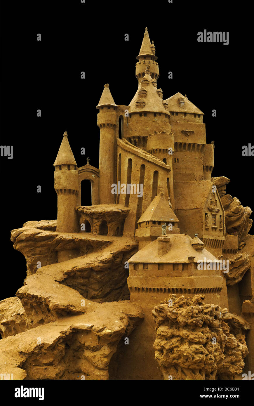 Château de sable par l'artiste américain Richard Varano isolé sur exposition noir en Russie Moscou Kolomenskoye Banque D'Images