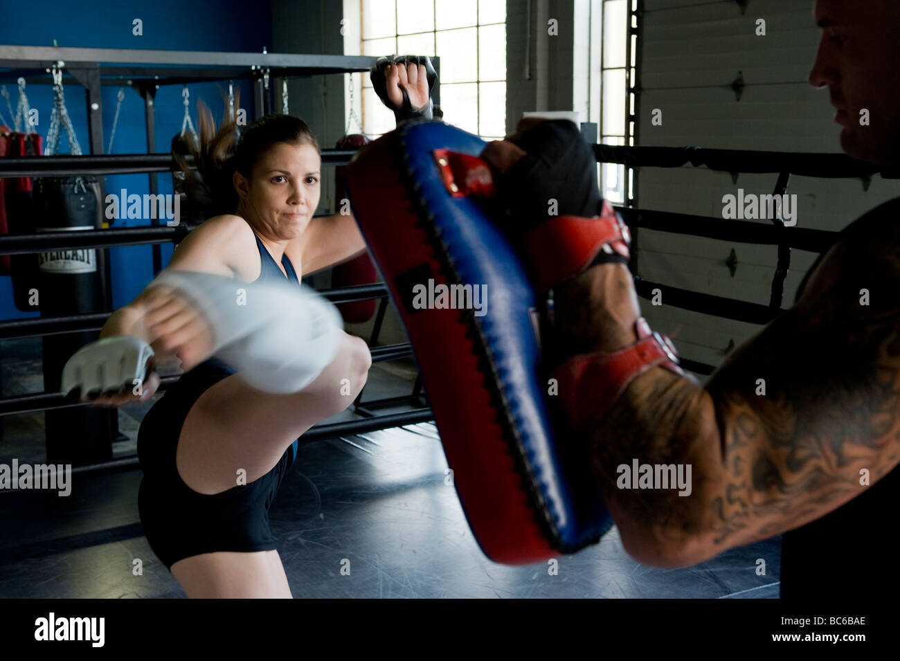 Un kick boxer femelle au cours de la formation Banque D'Images