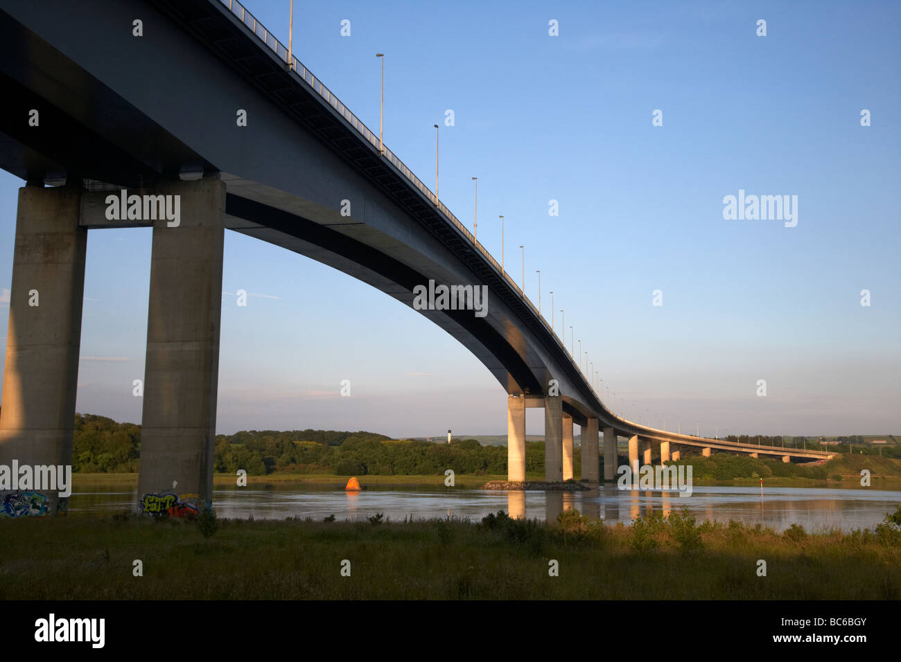 Foyle bridge sur la rivière Foyle Derry City county Londonderry en Irlande du Nord uk Banque D'Images