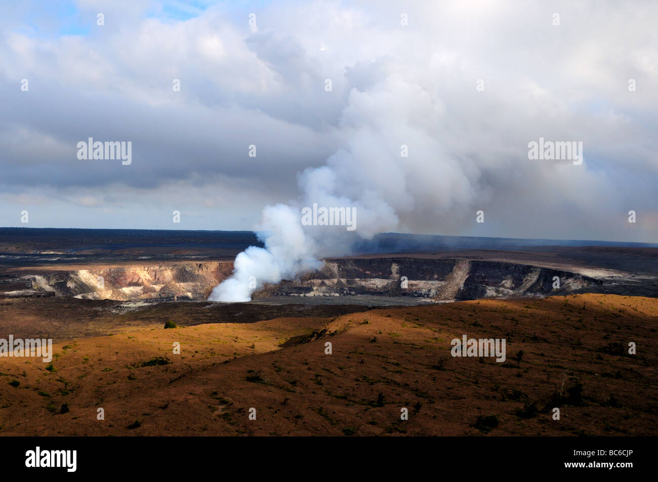 Panache de fumée de l'Halema'uma'u 'cratère, Hawaii Volcanoes National Park, California, USA. Banque D'Images