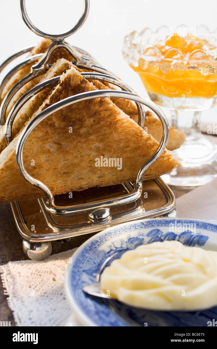 Dans toast Toast rack, beurre, marmelade d'orange - Banque D'Images