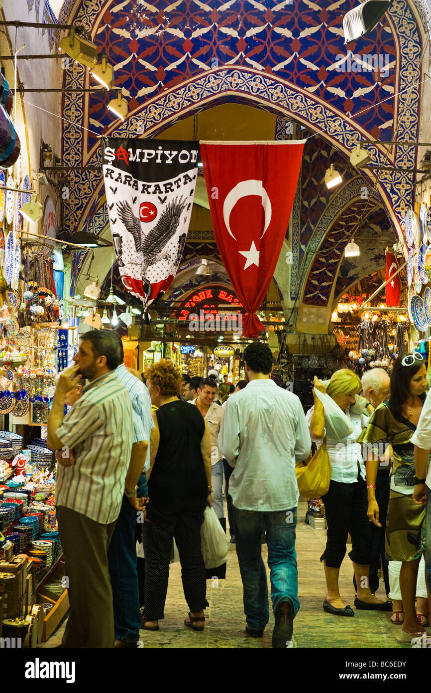 La Turquie , Istanbul , le Grand Bazar ou Kapali Carsi , établi , 1453 central animé de couloir ou de rue dans la section Souvenirs Banque D'Images