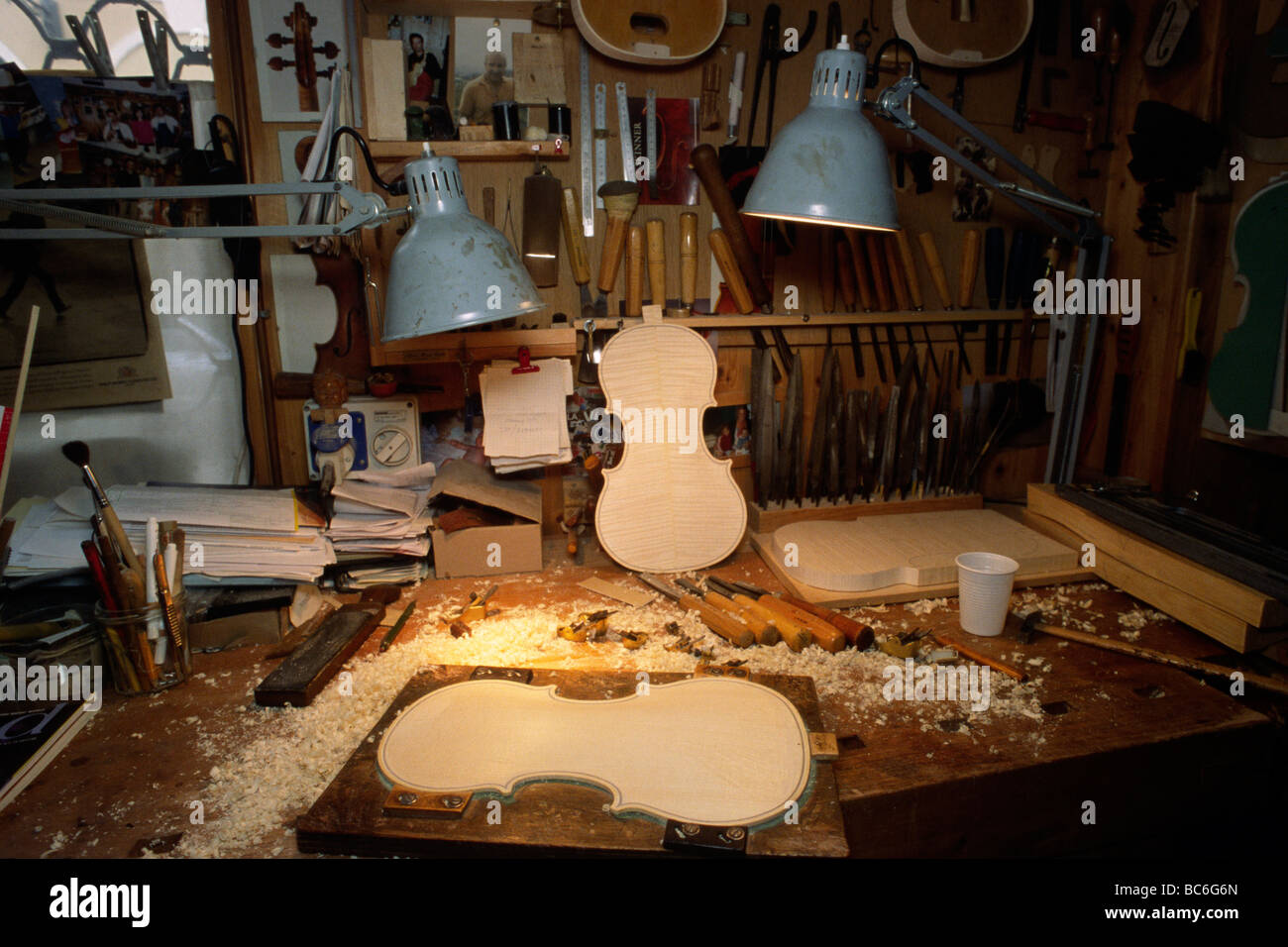 Italie, Lombardie, Crémone, atelier de violoniste Banque D'Images