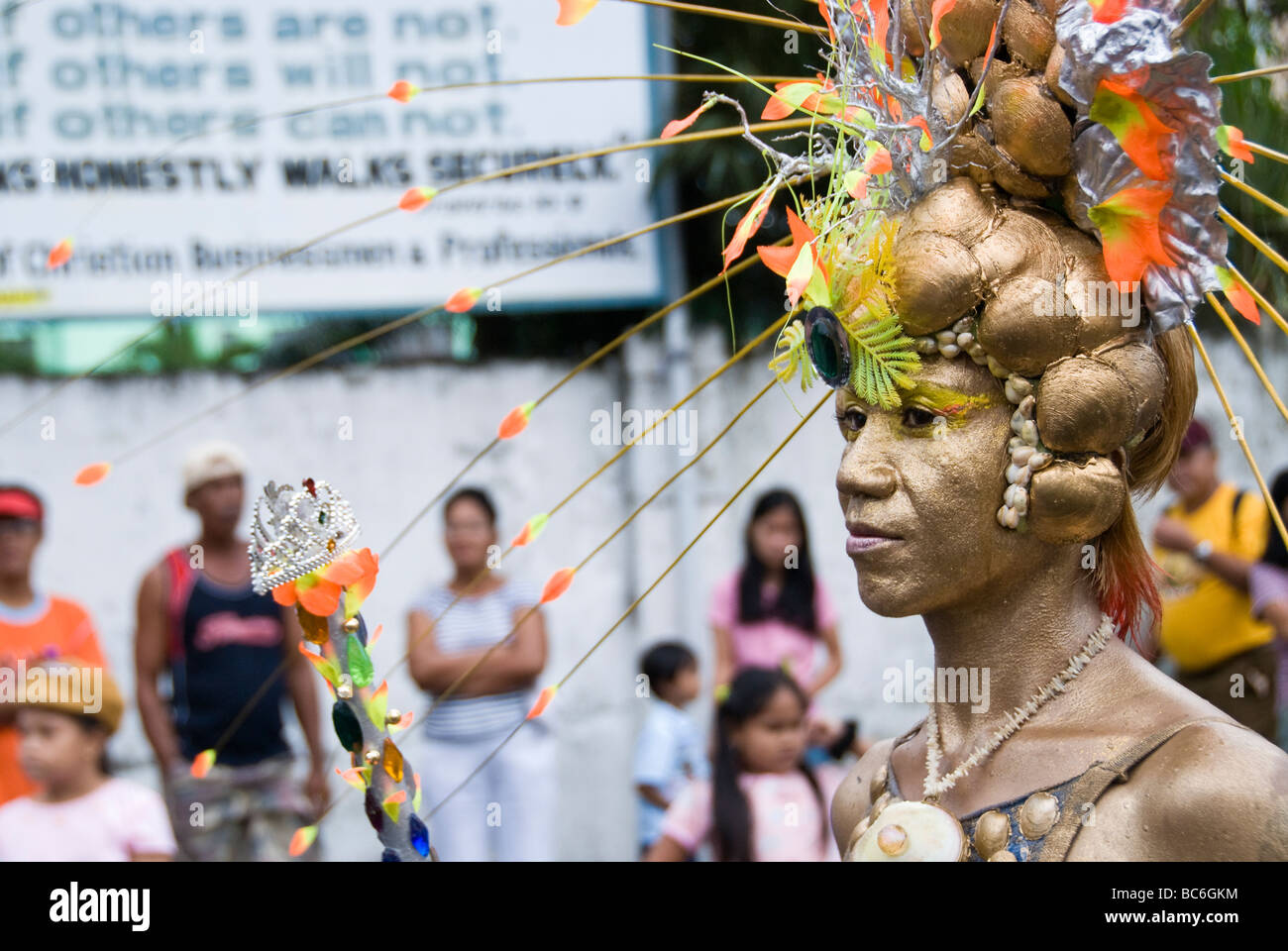 L'homme en or avec carrosserie peinture à la coiffure élaborée Ati-Atihan festival à Kalibo, Philippines Banque D'Images