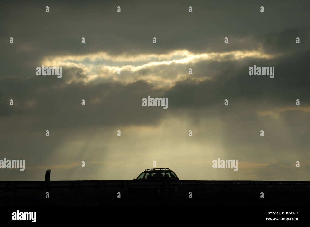 Une pause dans la pluie nuages gris foncé Banque D'Images