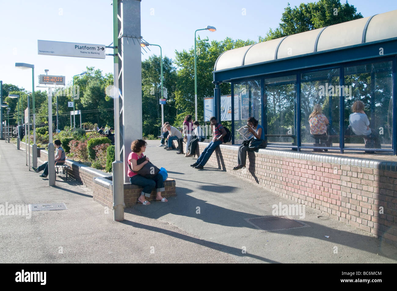 UK.Passagers à chêne Evangile Overground station, London.Photo © Julio Etchart Banque D'Images