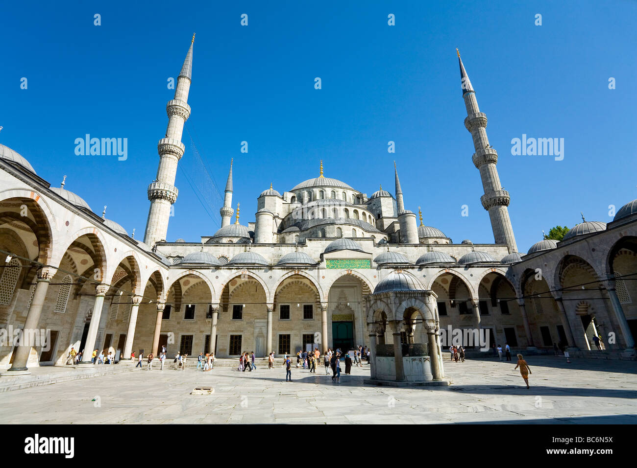 La cour de la Mosquée Bleue Sultan Ahmet Camii Istanbul Banque D'Images