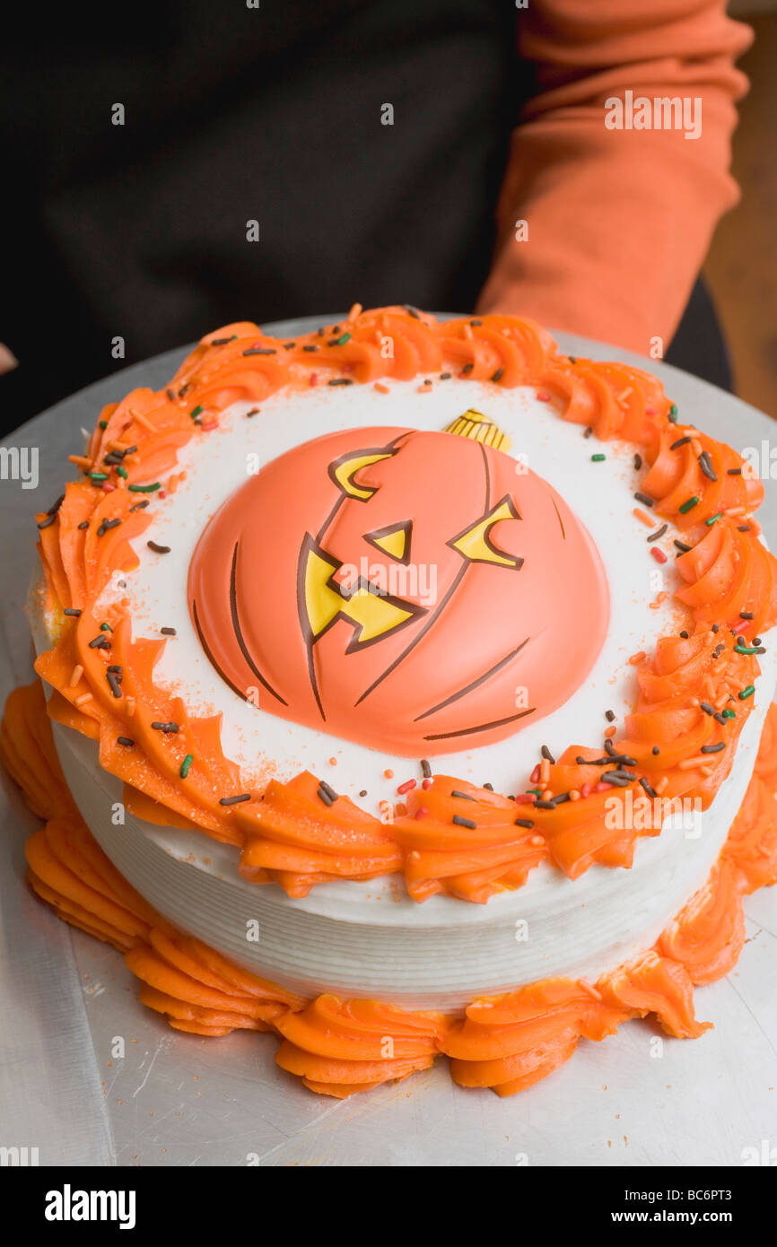 Main tenant Halloween cake sur platine - Banque D'Images