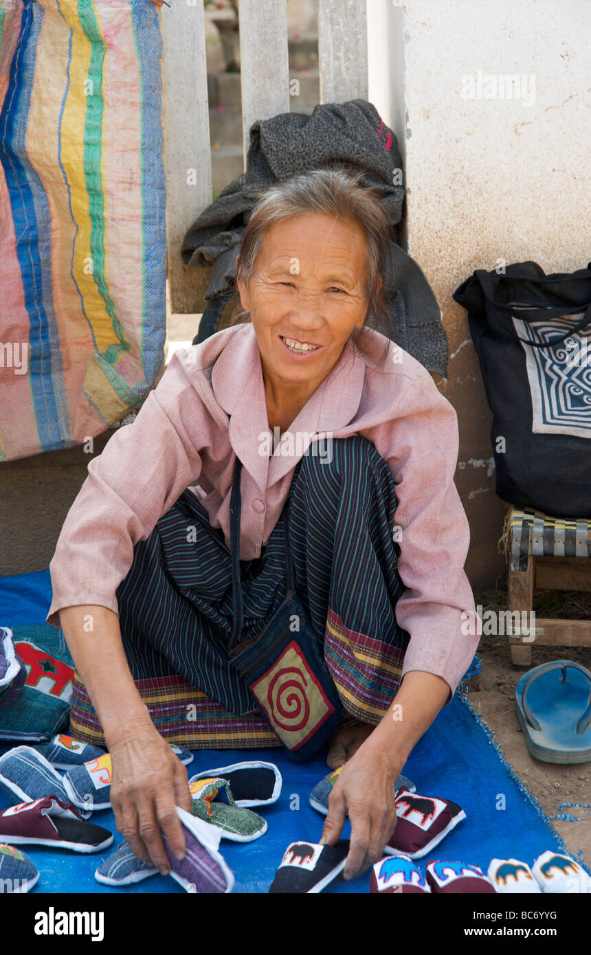 Une vieille femme Lao la configuration de son décrochage de l'artisanat tribal ethnique à Luang Prabang marché touristique de nuit Banque D'Images