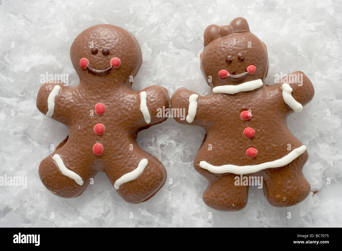 Christmassy deux personnes d'épices enrobés de chocolat dans la neige - Banque D'Images