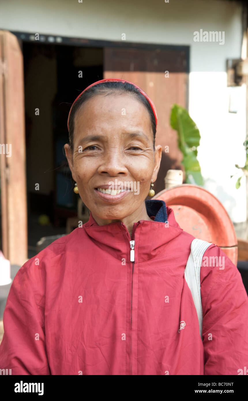 Une vieille femme Lao sourire pour la caméra sur son chemin à la marché de produits frais à Luang Prabang au Laos Banque D'Images