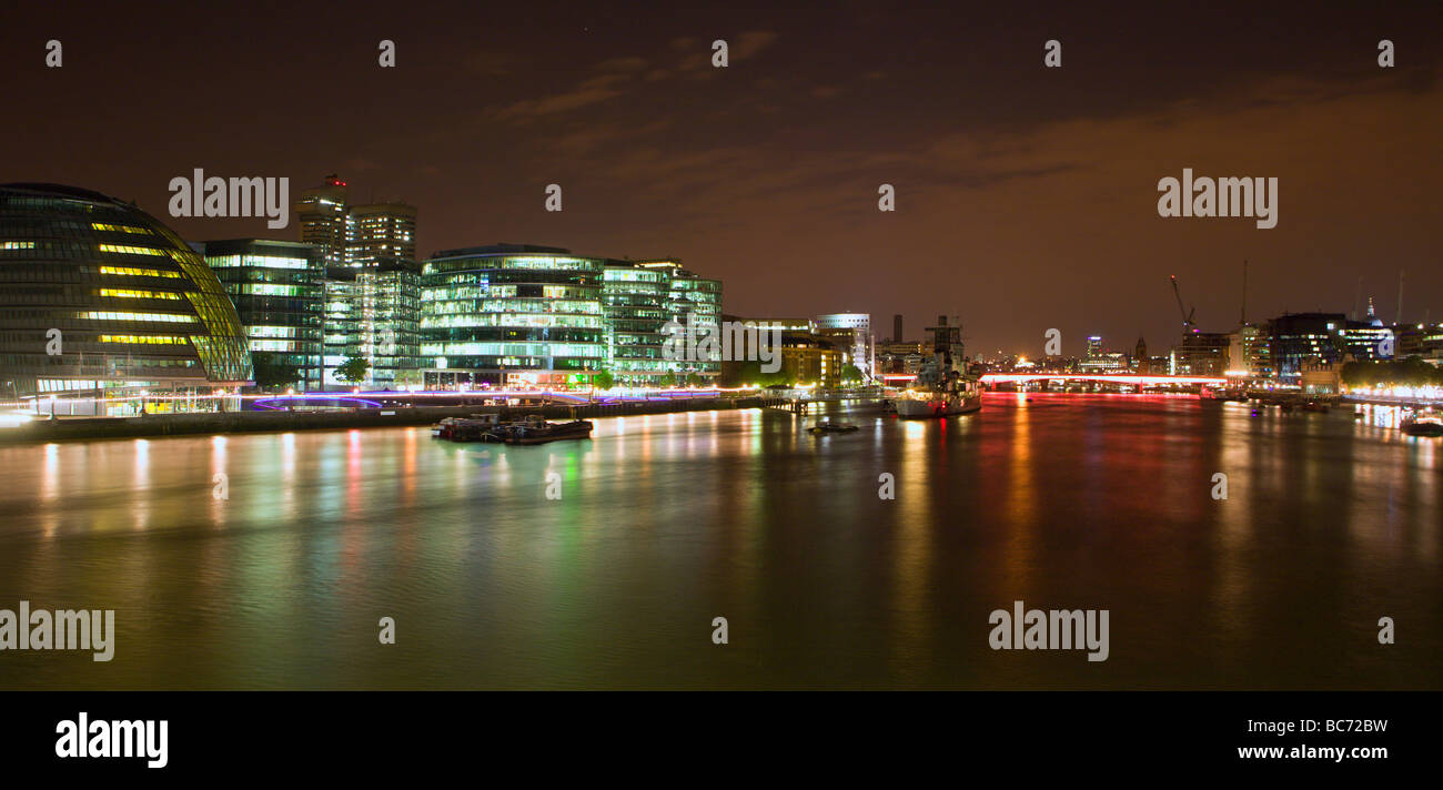Londres- bâtiments modernes sur le quai dans la nuit Banque D'Images