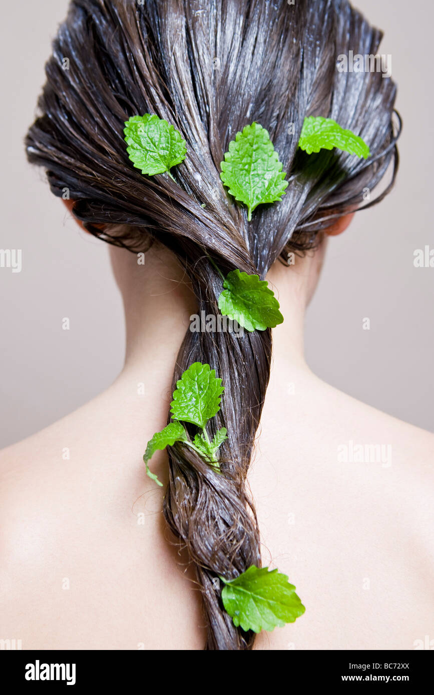 Femme avec le baume de citron masque cheveux Banque D'Images