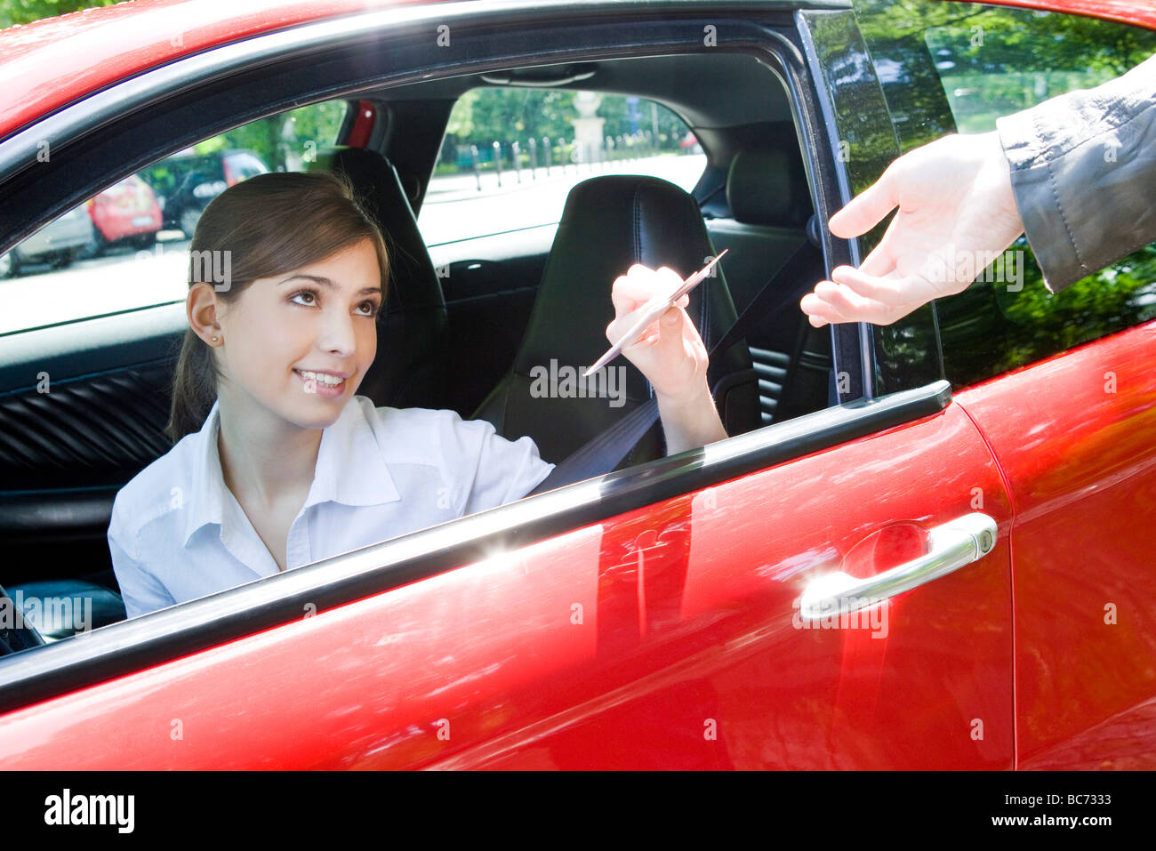 Femme donnant de conduire contre le policier Banque D'Images