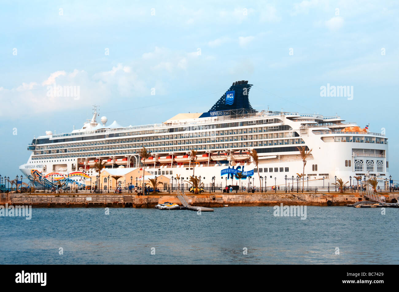La Norwegian Cruise Lines Spirit bateau de croisière amarré au quai de rois, les Bermudes. Banque D'Images