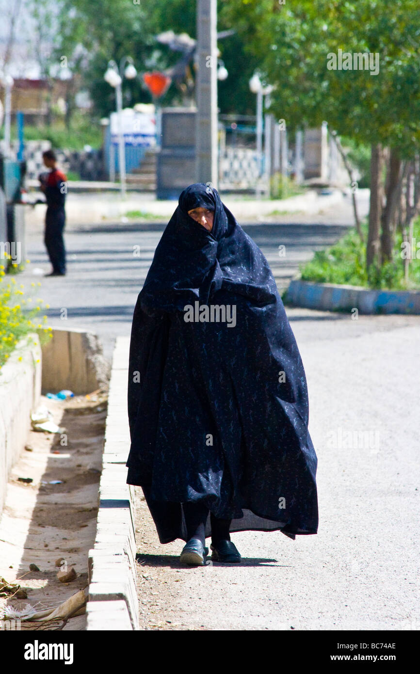 Femme portant un tchador à Hamadan Iran Banque D'Images