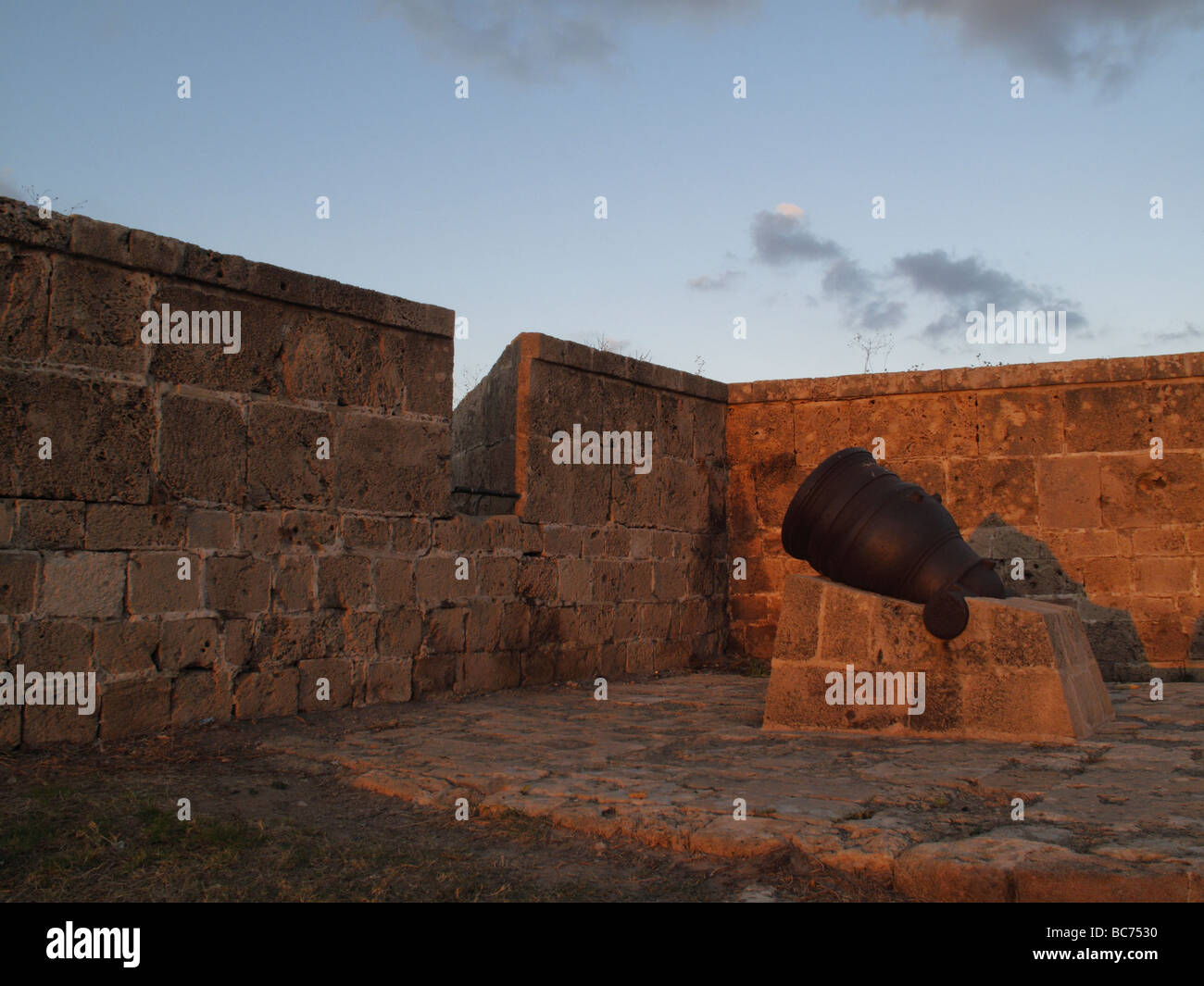 Un vieux canon de Napoléon dans les murs de la mer ottomane dans la vieille ville d'Acre, Akko ou le nord d'Israël Banque D'Images