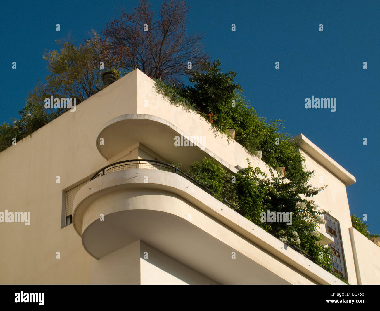 Rationaliser et balcon en saillie d'un béton incurvé de l'ombre d'un vieux bâtiment à l'architecture du Bauhaus style sur Emile Zola Street Tel Aviv ISRAËL Banque D'Images