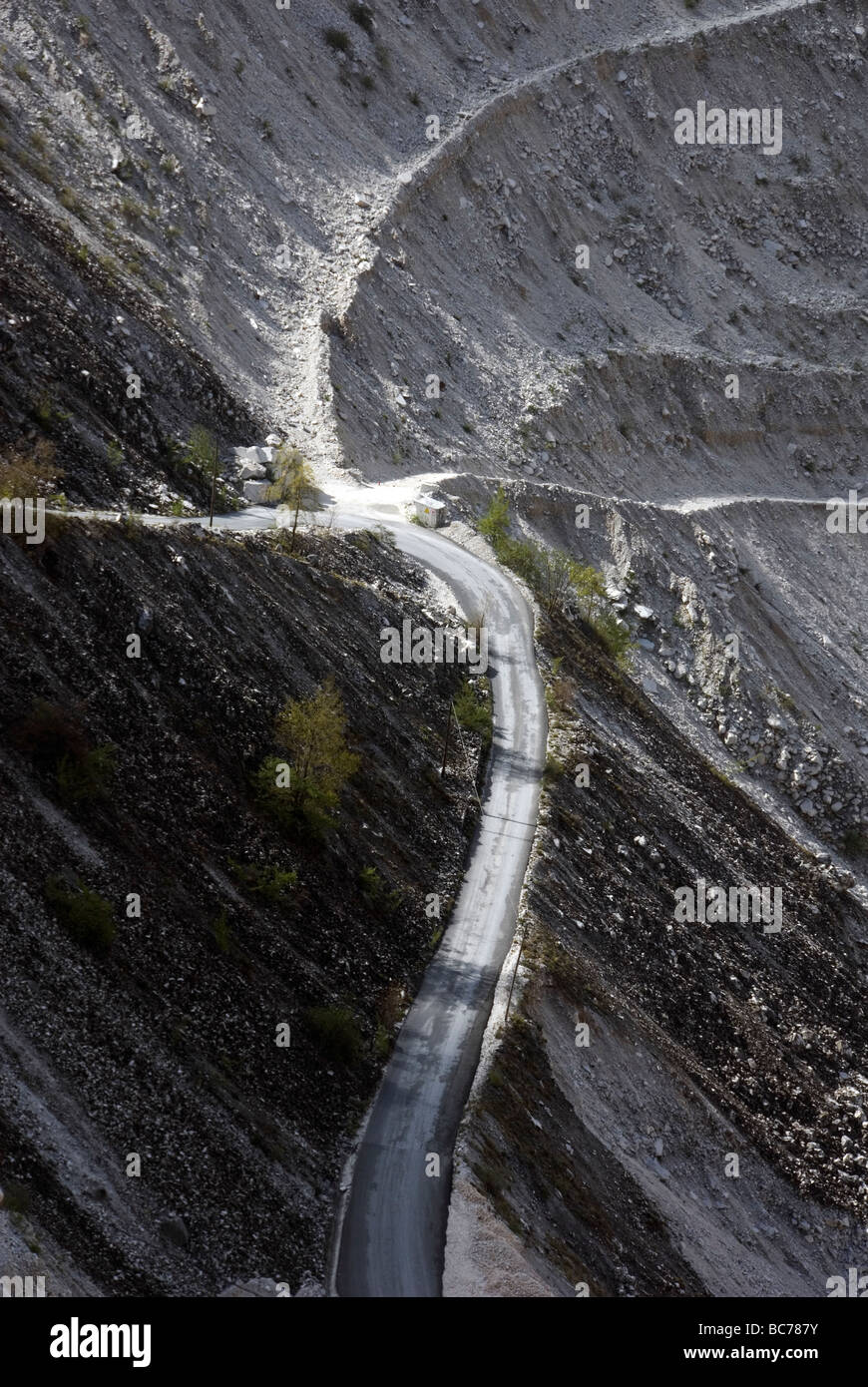 Le côté d'une montagne de marbre de Carrara montrant anciennes pistes pour l'exploitation de carrières de marbre - intersection comme Christian cross Banque D'Images