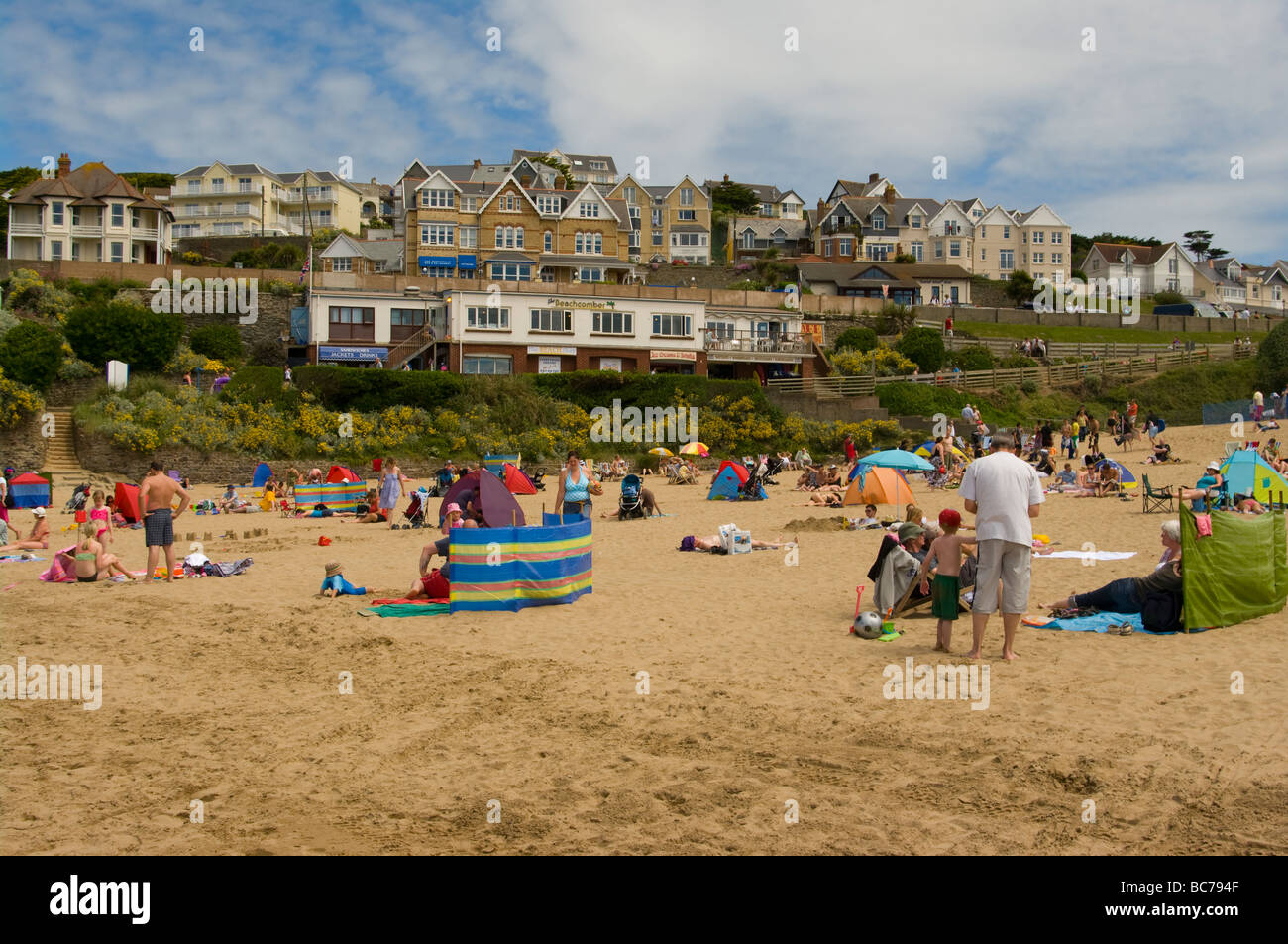 Les vacanciers sur la plage de Woolacombe Bay North Devon avec la vue ville Banque D'Images