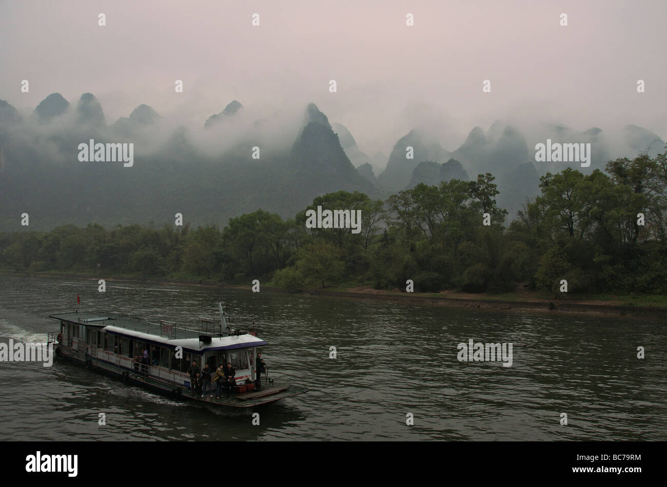 Ferry avec paysages karstiques Rivière Li Guanxi Chine Banque D'Images