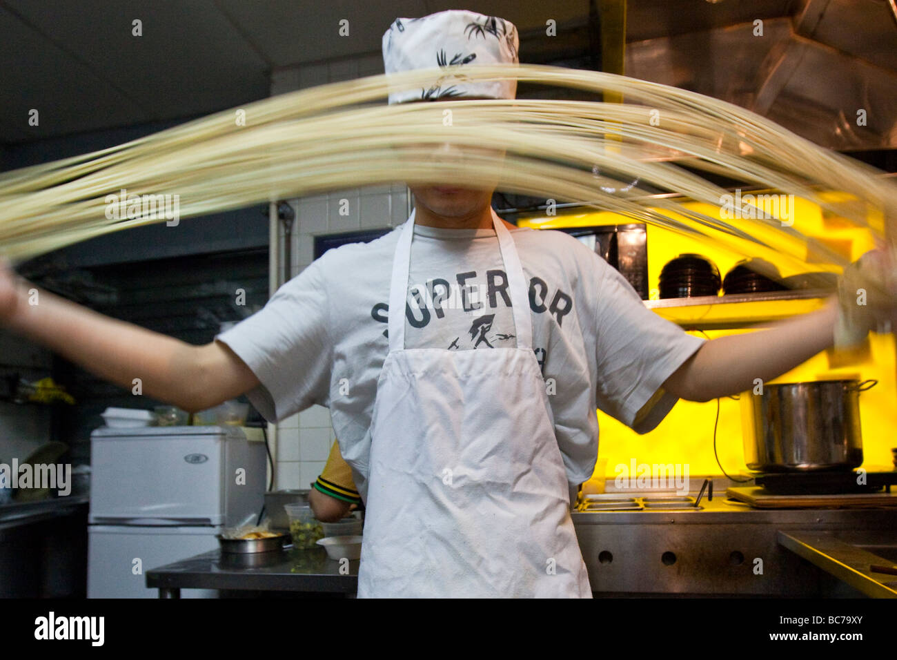 Faire des nouilles dans un Noodle Shop dans Chinatown New York City Banque D'Images