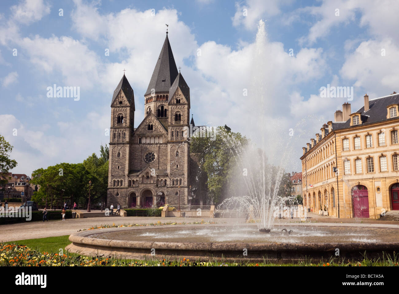 Metz Lorraine France Europe Temple Neuf Eglise protestante et de la fontaine de la Place de la Comédie Banque D'Images