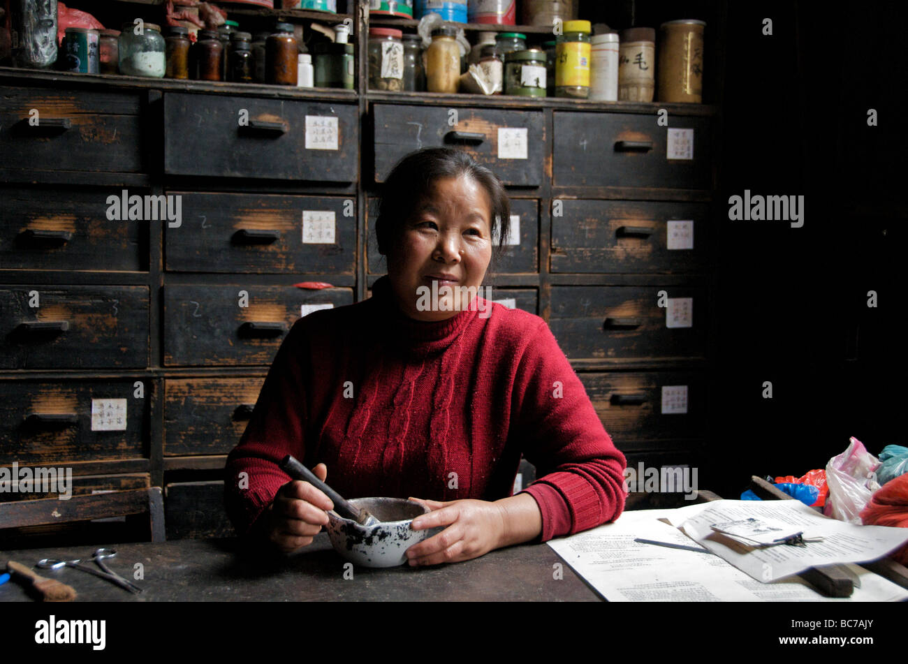 Portrait femme calligraphe encres mixage Daxu, ville ancienne près de Guilin Guangxi Chine Banque D'Images