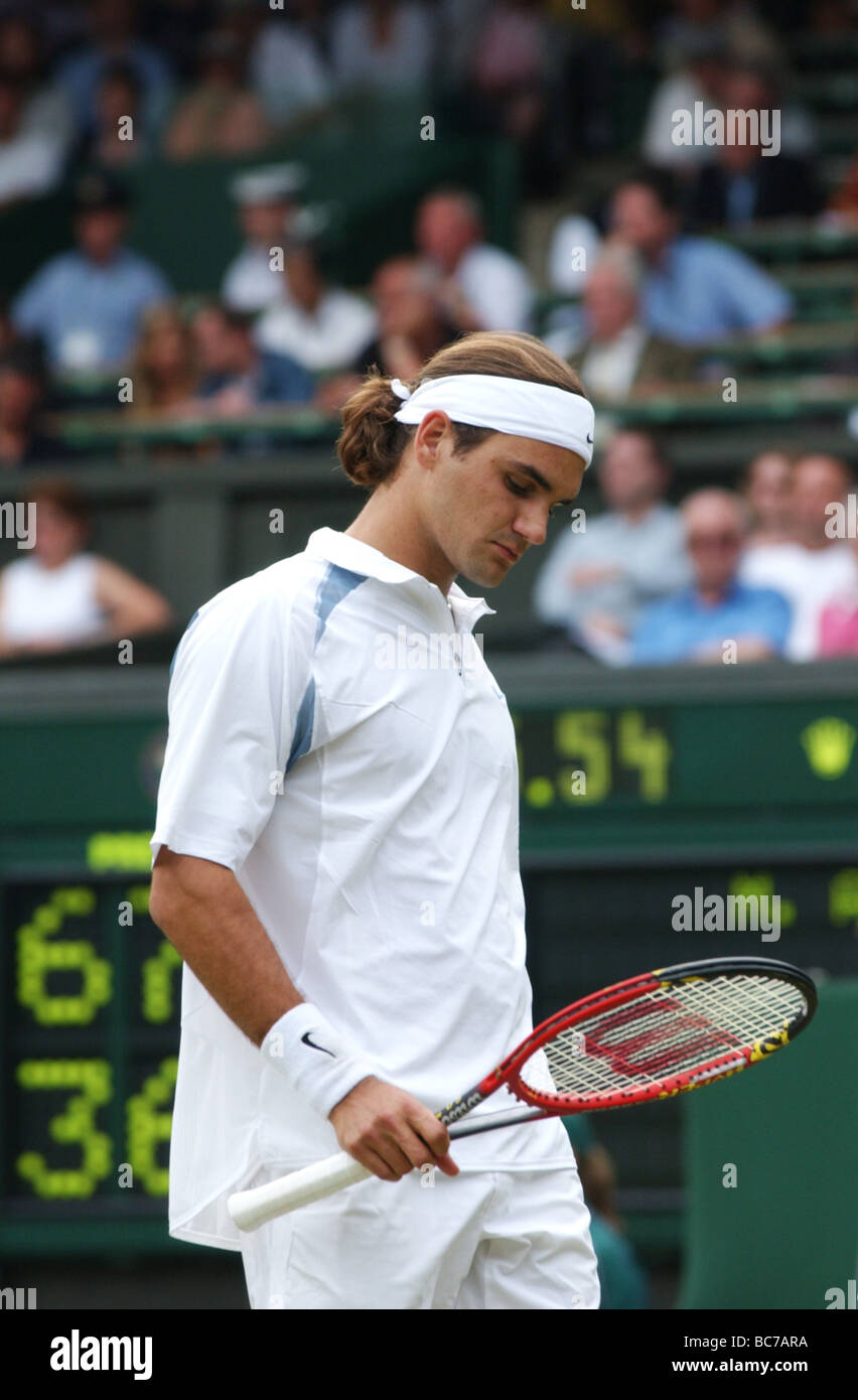 TENNIS DE WIMBLEDON 2002 Roger Federer n°7 sur son chemin hors de Mario Ancic Banque D'Images