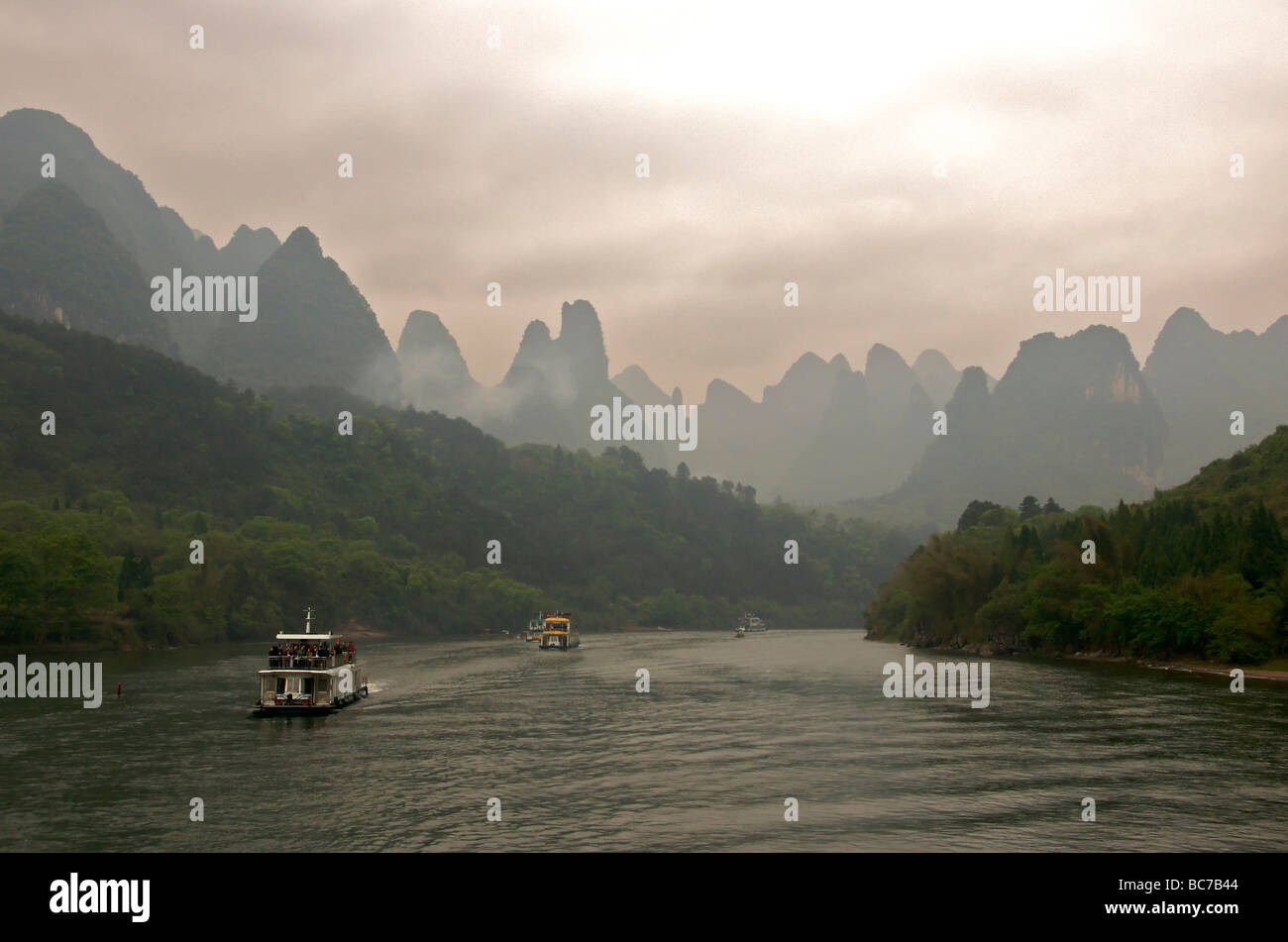 Les touristes Les croisières sur la rivière Li entre Guilin et Yangshuo au milieu des paysages karstiques Chine Guanxi Banque D'Images