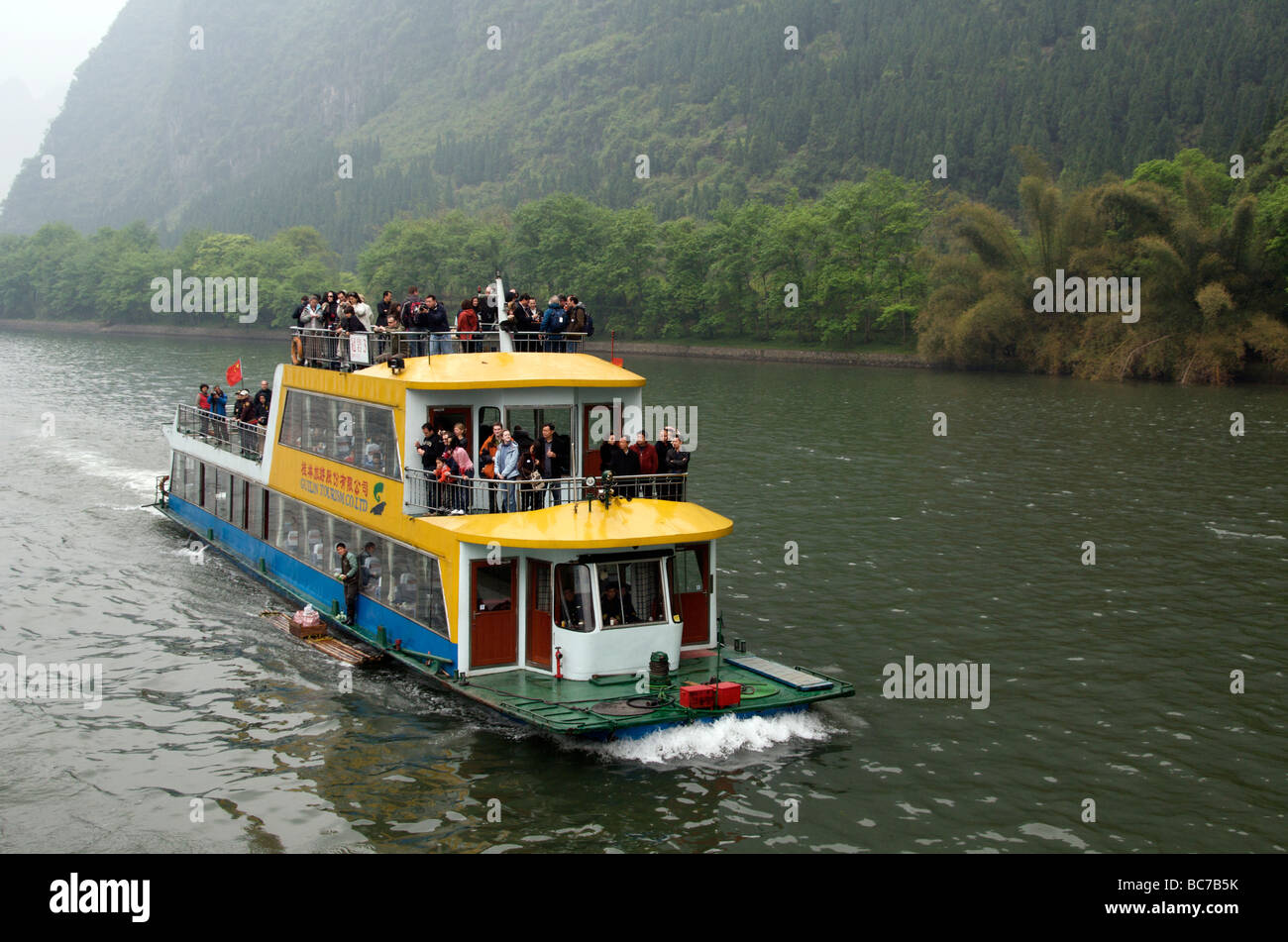 Les touristes Les croisières sur la rivière Li entre Guilin et Yangshuo Guangxi Chine Banque D'Images