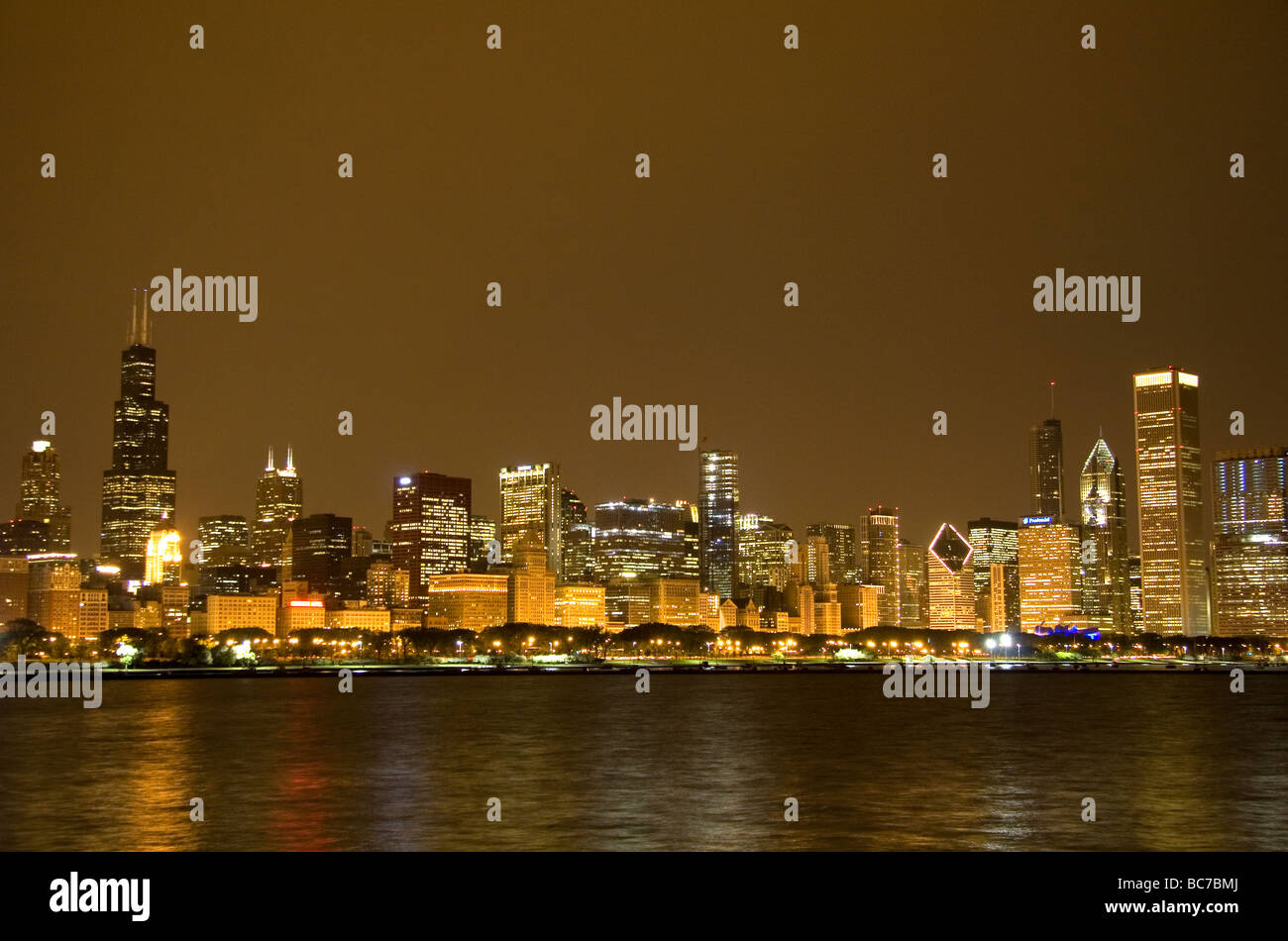 Chicago Illinois USA skyline at night Banque D'Images