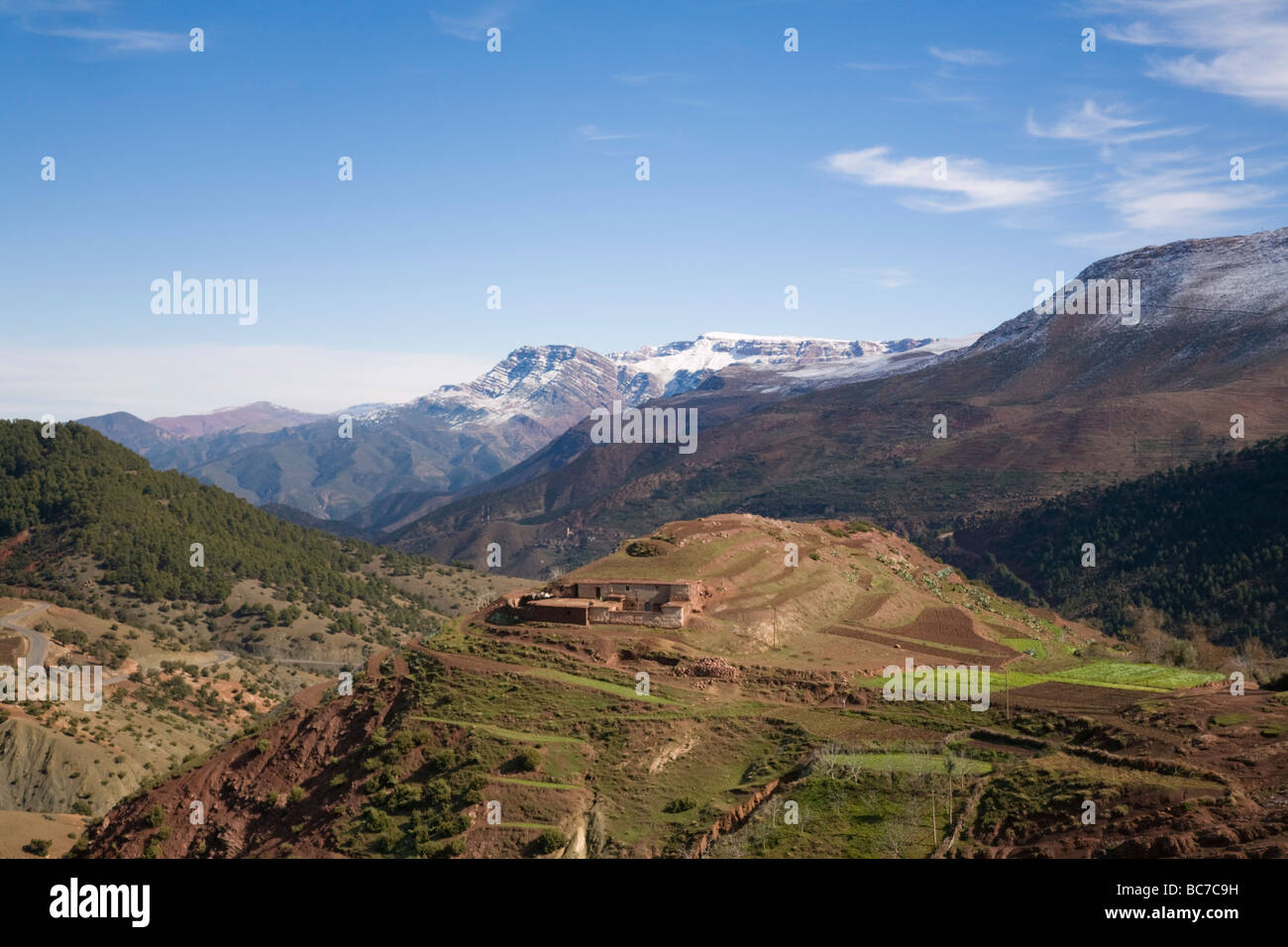 Sidi Faress le Maroc. Paysage panoramique avec ferme traditionnelle berbère sur colline en terrasses dans les montagnes du Haut Atlas en hiver Banque D'Images