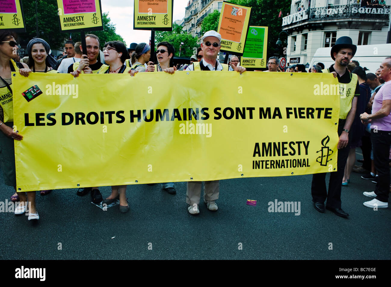 Paris France, événements publics Les gens célébrant "Gay Pride Parade' 'activistes' Amnesty International Holding signe de protestation, les droits de l'homme Bannière activis Banque D'Images