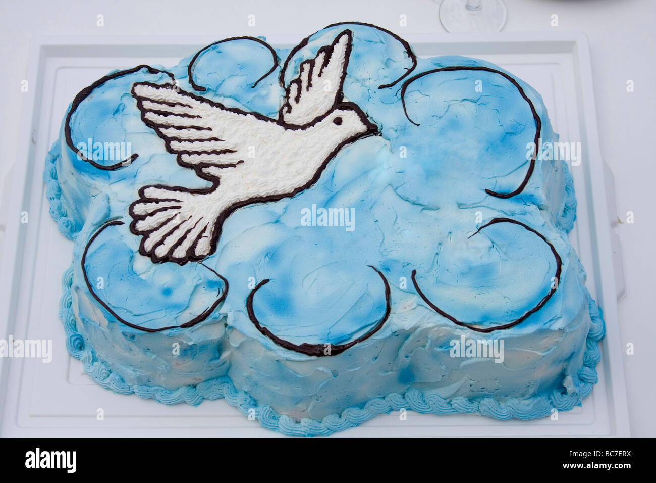 Gateau A La Forme Du Nuage Bleu Et Blanc Oiseau Photo Stock Alamy Gateau A La Forme Du Nuage Bleu Et Blanc Oiseau Photo Stock Alamy