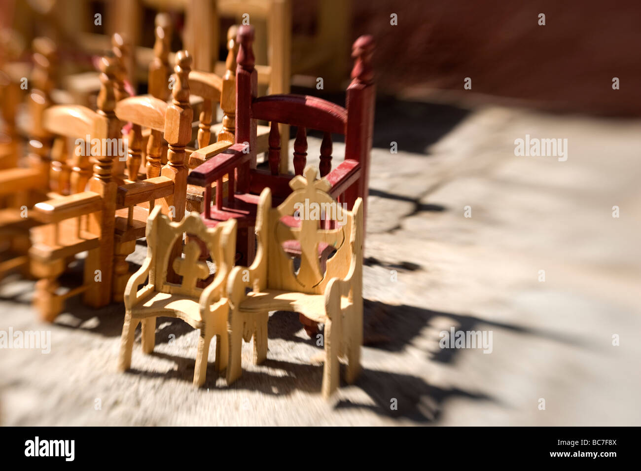 Chaises en bois miniatures fabriquées au Mexique Banque D'Images