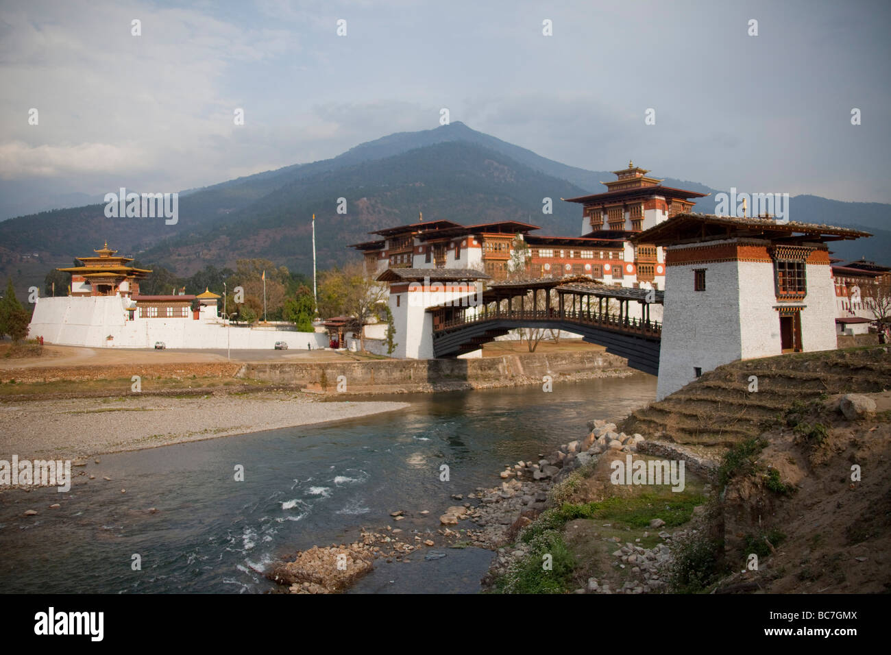 Rivière Rivière Pho Chu et Mo Chu (Phochhu Mochhu , Punakha Dzong) avec pont et 91600 Bhutan-Punakha horizontale . Banque D'Images