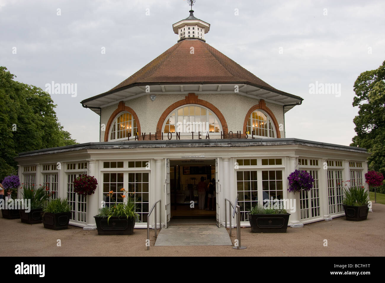 Pavillon des jardins de thé victorien touristes Greenwich park london Angleterre Angleterre Europe Banque D'Images