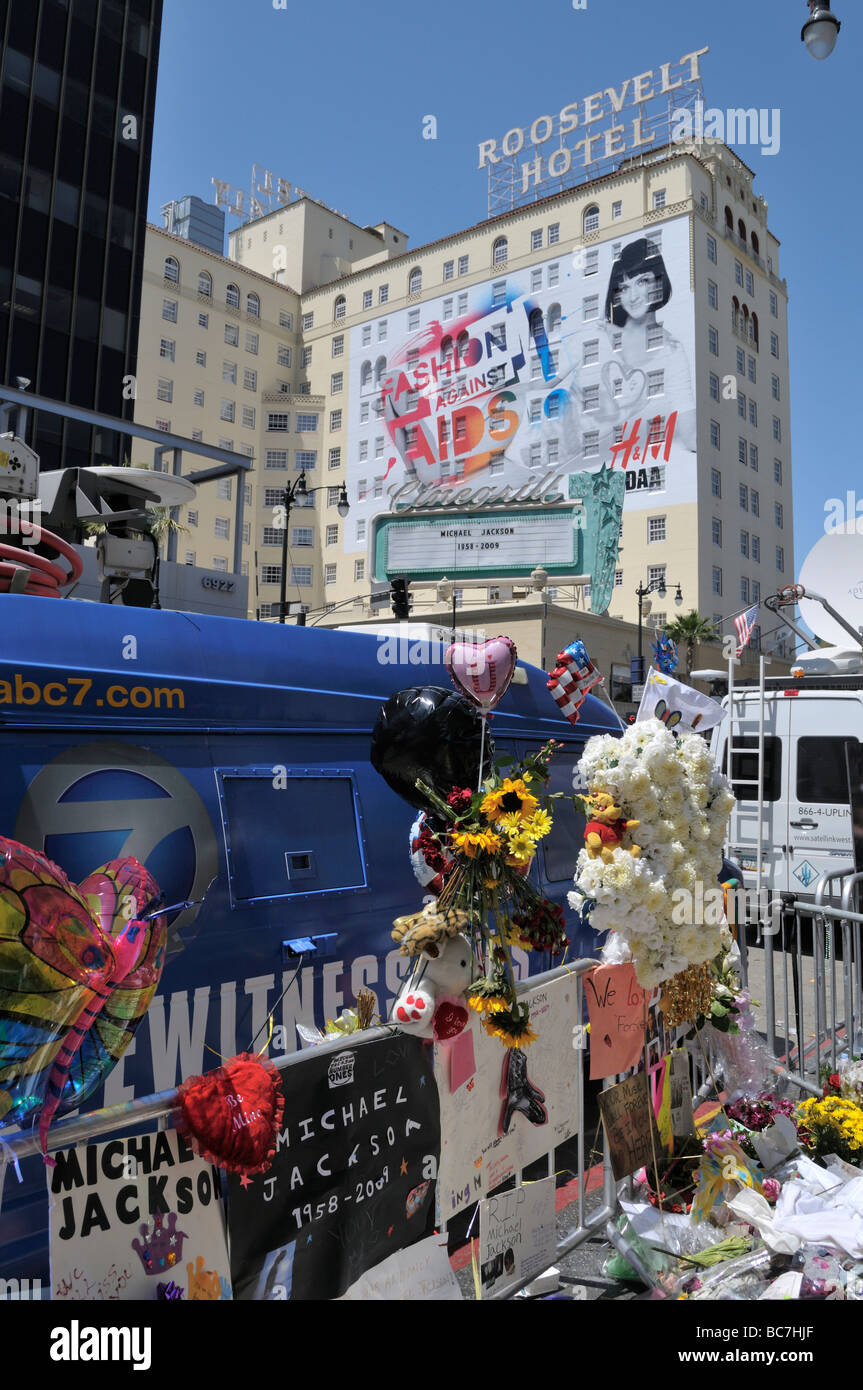 Fans en ligne pour rendre hommage à Michael Jackson à son étoile sur le Walk of Fame Banque D'Images