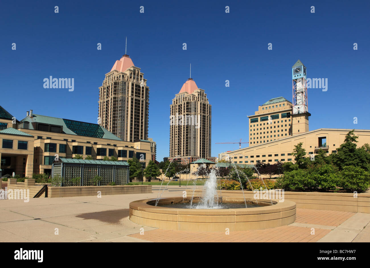 Bibliothèque de Mississauga, condos et Hôtel de Ville Mississauga Ontario Canada Banque D'Images