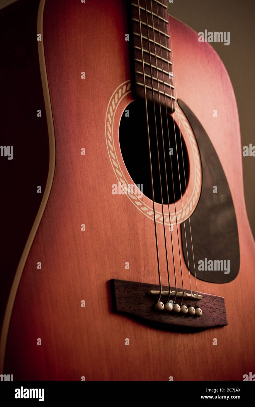 Guitare acoustique rouge Banque D'Images