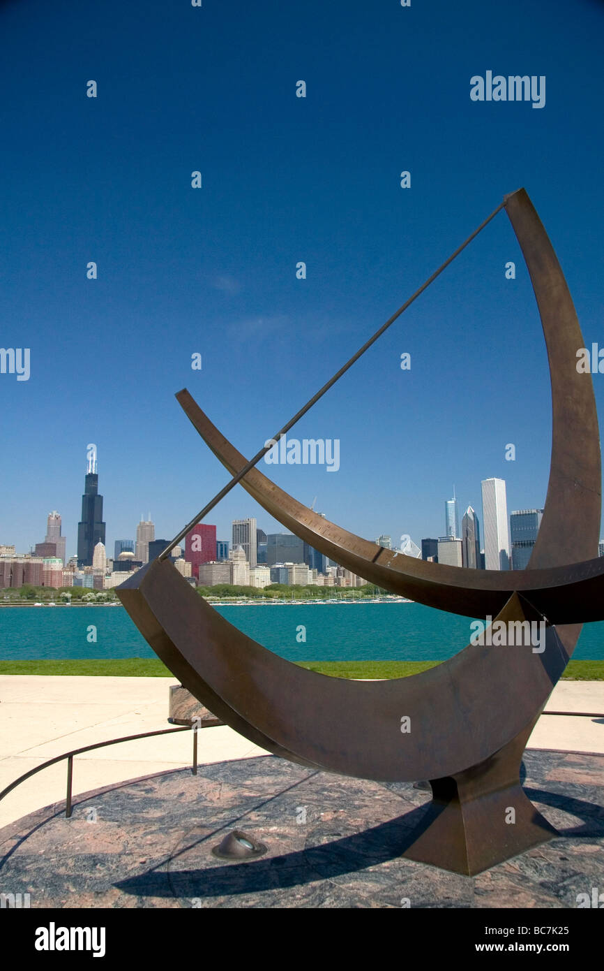 Cadran solaire bronze sculpture nommée l'homme entre dans l'univers de l'artiste Henry Moore situé sur le lac Michigan, Chicago, Illinois Banque D'Images
