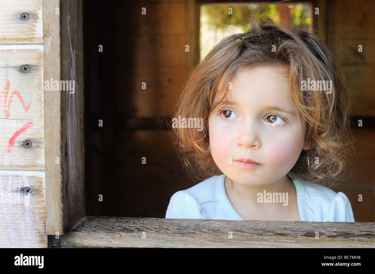 3 Ans Fille Avec Les Cheveux Brun Clair Yeux Marron Regarde Par La Fenetre Playhouse Photo Stock Alamy 3 Ans Fille Avec Les Cheveux Brun Clair Yeux Marron Regarde Par La Fenetre Playhouse Photo Stock Alamy